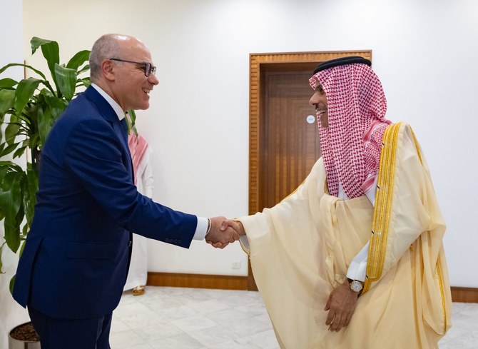 Saudi foreign minister meets Tunisian counterpart